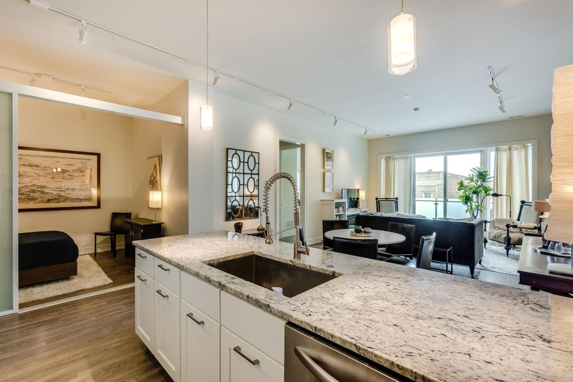 Designer 3br With Balcony & Elevator On Clark! Apts Apartment