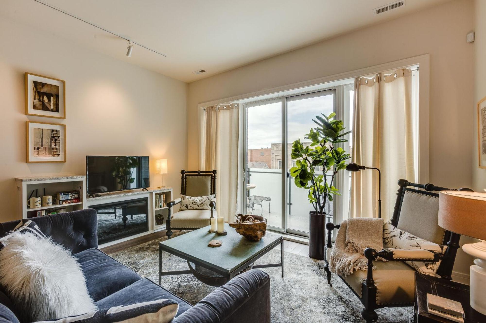 Designer 3br With Balcony & Elevator On Clark! Apts Chicago