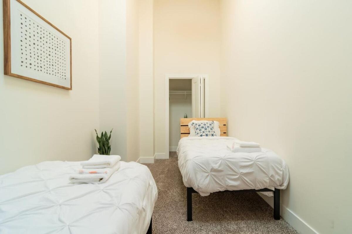 Apartment Mccormick Place 420 Friendly 3br In Downtown With Optional Parking Sleeps 8 Guests Near Soldier Field, Grant Park And Lakefront Trail Chicago