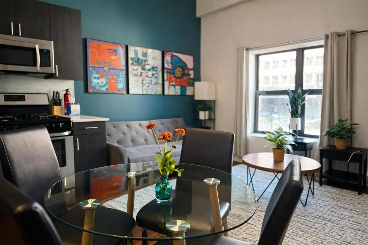 Mccormick Place 420 Friendly 3br In Downtown With Optional Parking Sleeps 8 Guests Near Soldier Field, Grant Park And Lakefront Trail Apartment