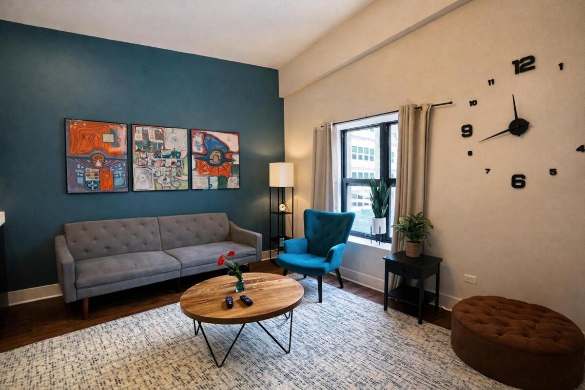 Mccormick Place 420 Friendly 3br In Downtown With Optional Parking Sleeps 8 Guests Near Soldier Field, Grant Park And Lakefront Trail Chicago