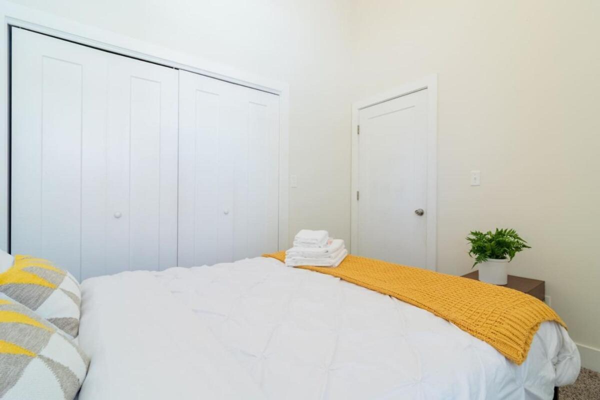 Mccormick Place 420 Friendly 3br In Downtown With Optional Parking Sleeps 8 Guests Near Soldier Field, Grant Park And Lakefront Trail *