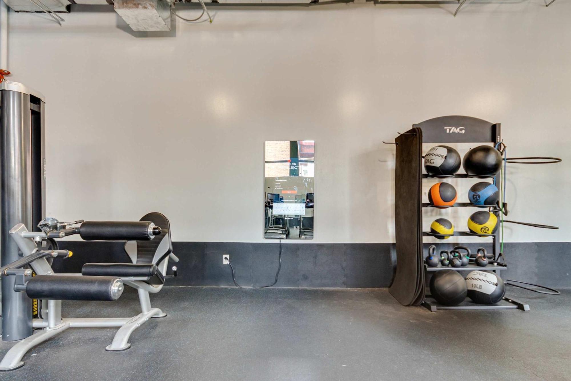 Apartment West Loop - Views With In & Out Parking 2