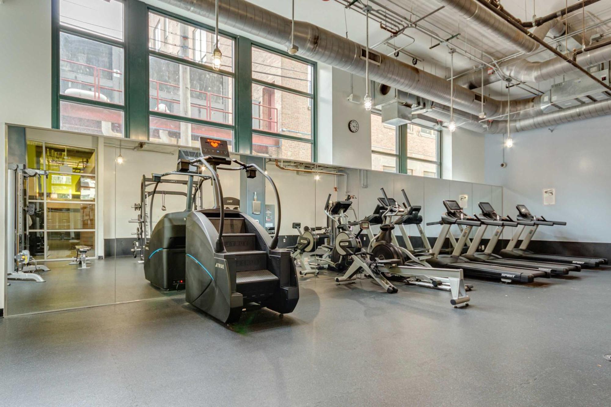 Apartment West Loop - Views With In & Out Parking 2