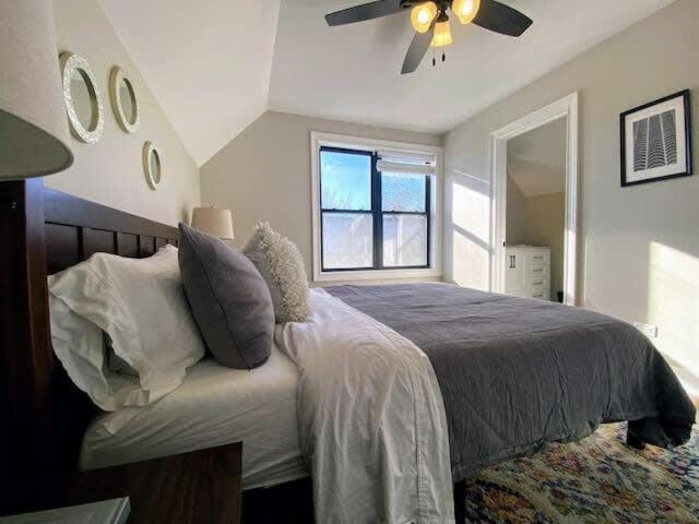 Modern 4 Bedroom In Lakeview *