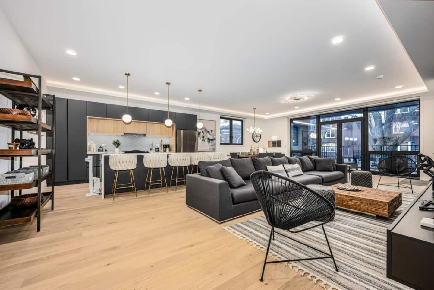 Ultra Modern Luxury - New Construction 4 Bedrooms Holiday home Chicago