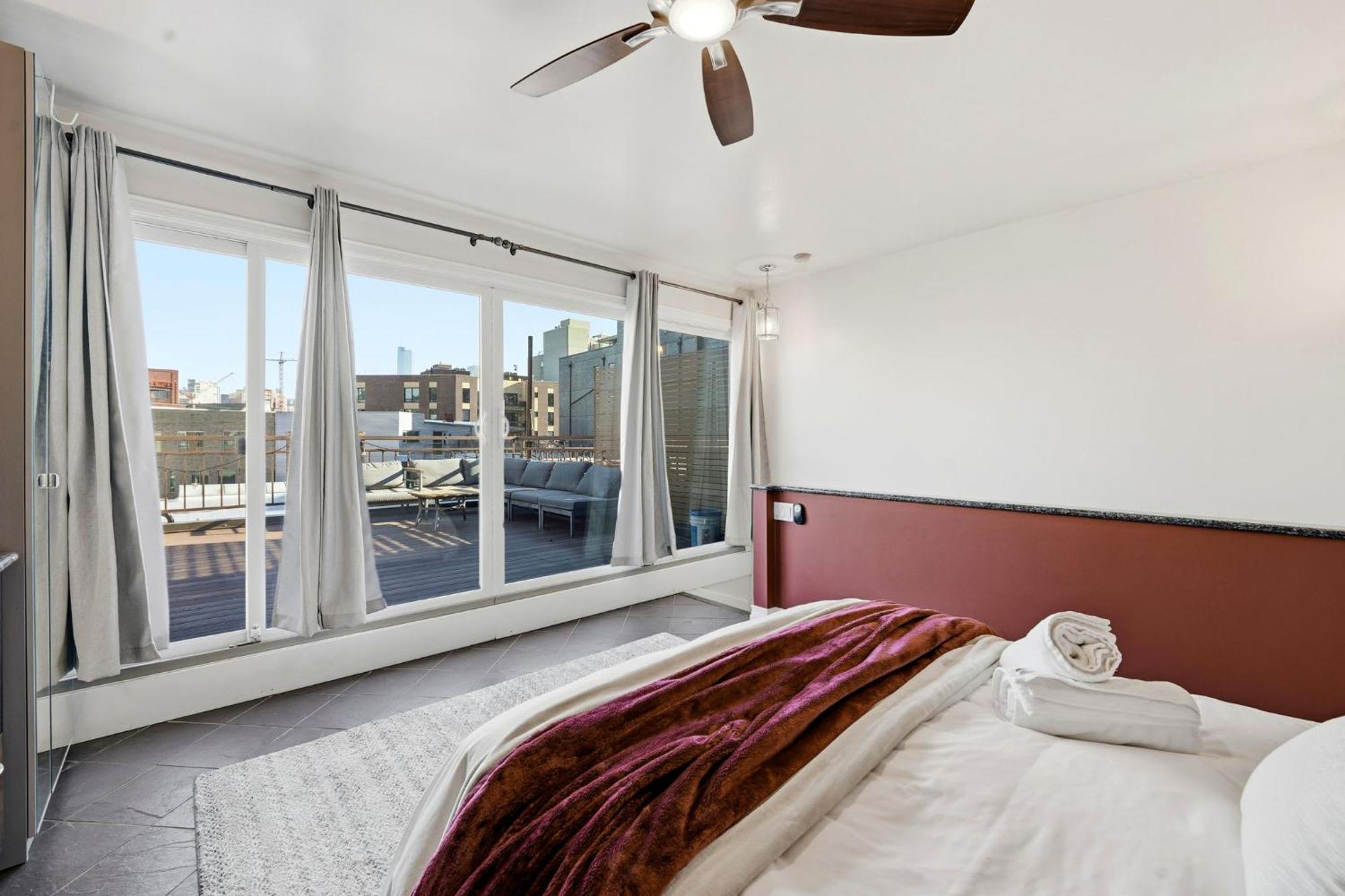 River West Modern 4-bd With Patio & Balcony *