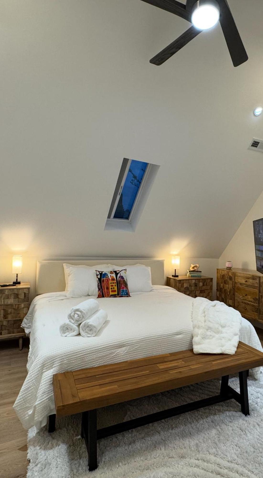 Chic Luxe Retreat Light Filled King Bed Garage Apartment *