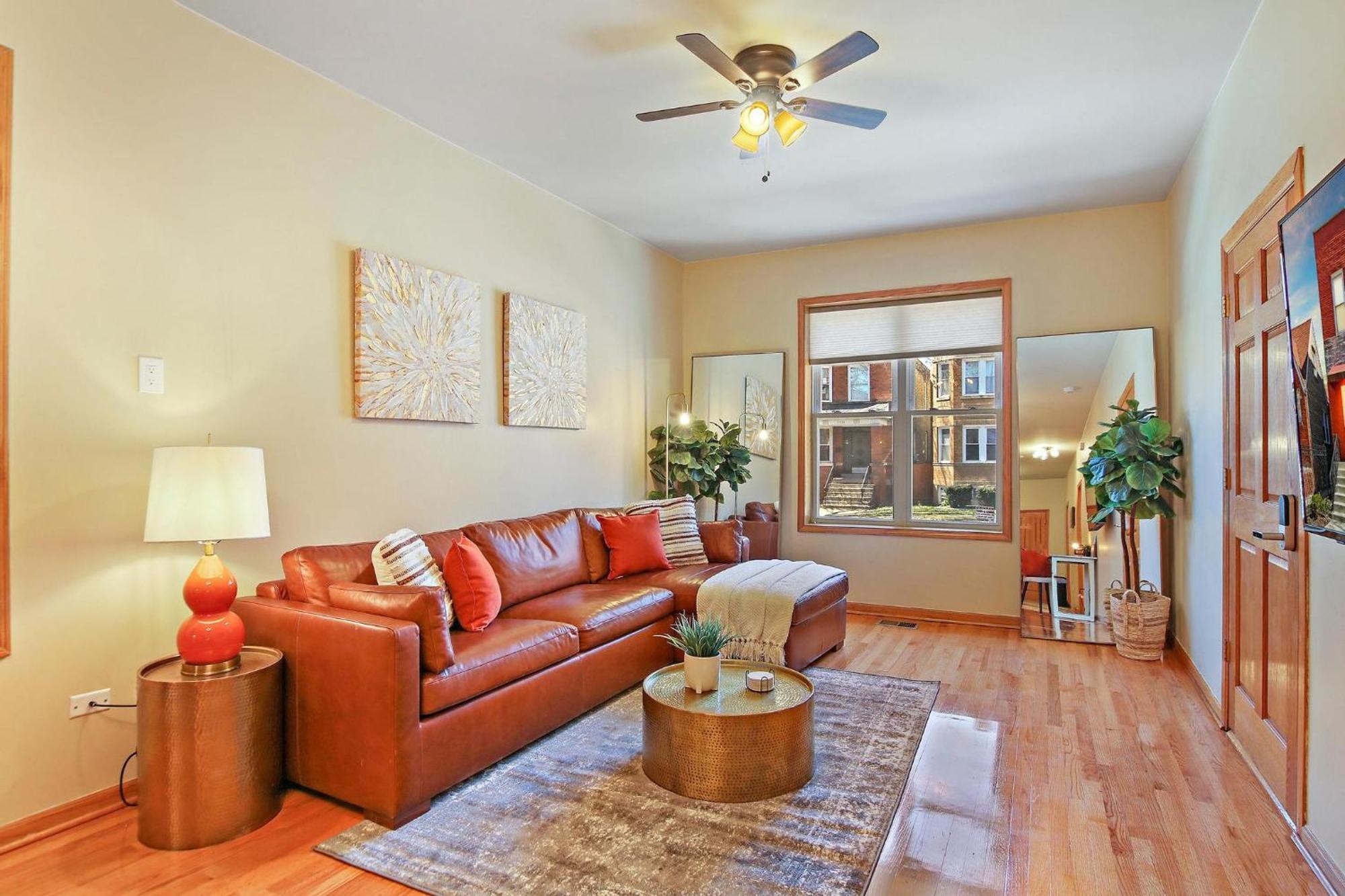 2 Bed Near Ohare - Free Garage Parking - Quiet Apartment Chicago