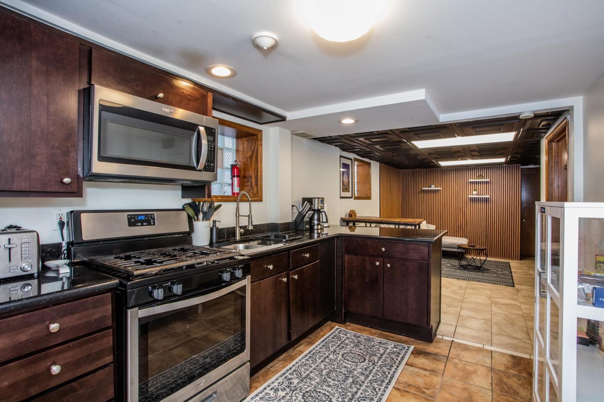 Stylish Garden-level 2br: Quiet Neighborhood Apartment *