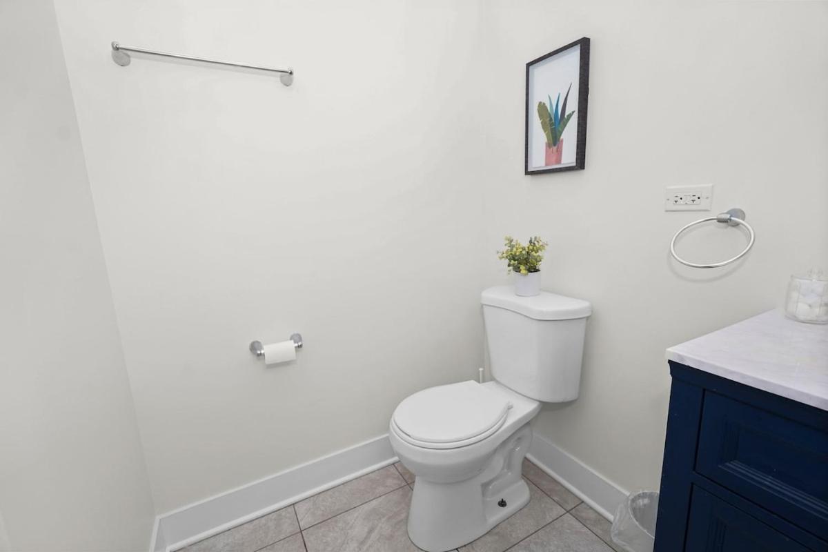 Business And Leisure 420-ok 3br Near Mccormick 2001 South State - 4d Apartment