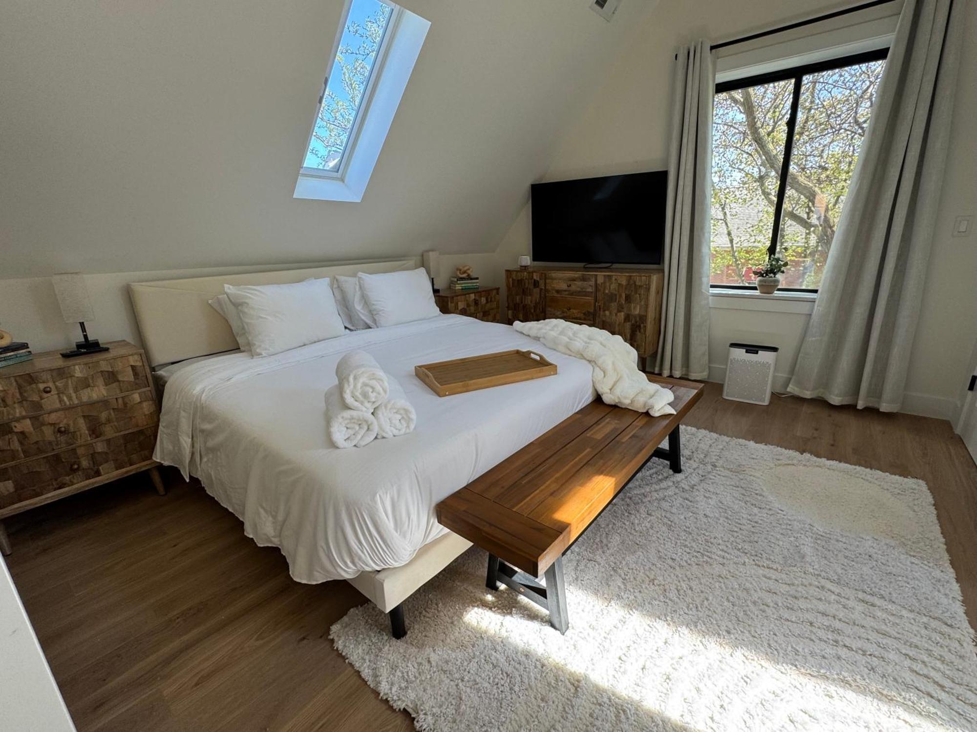 Chic Luxe Retreat Light Filled King Bed Garage * Chicago