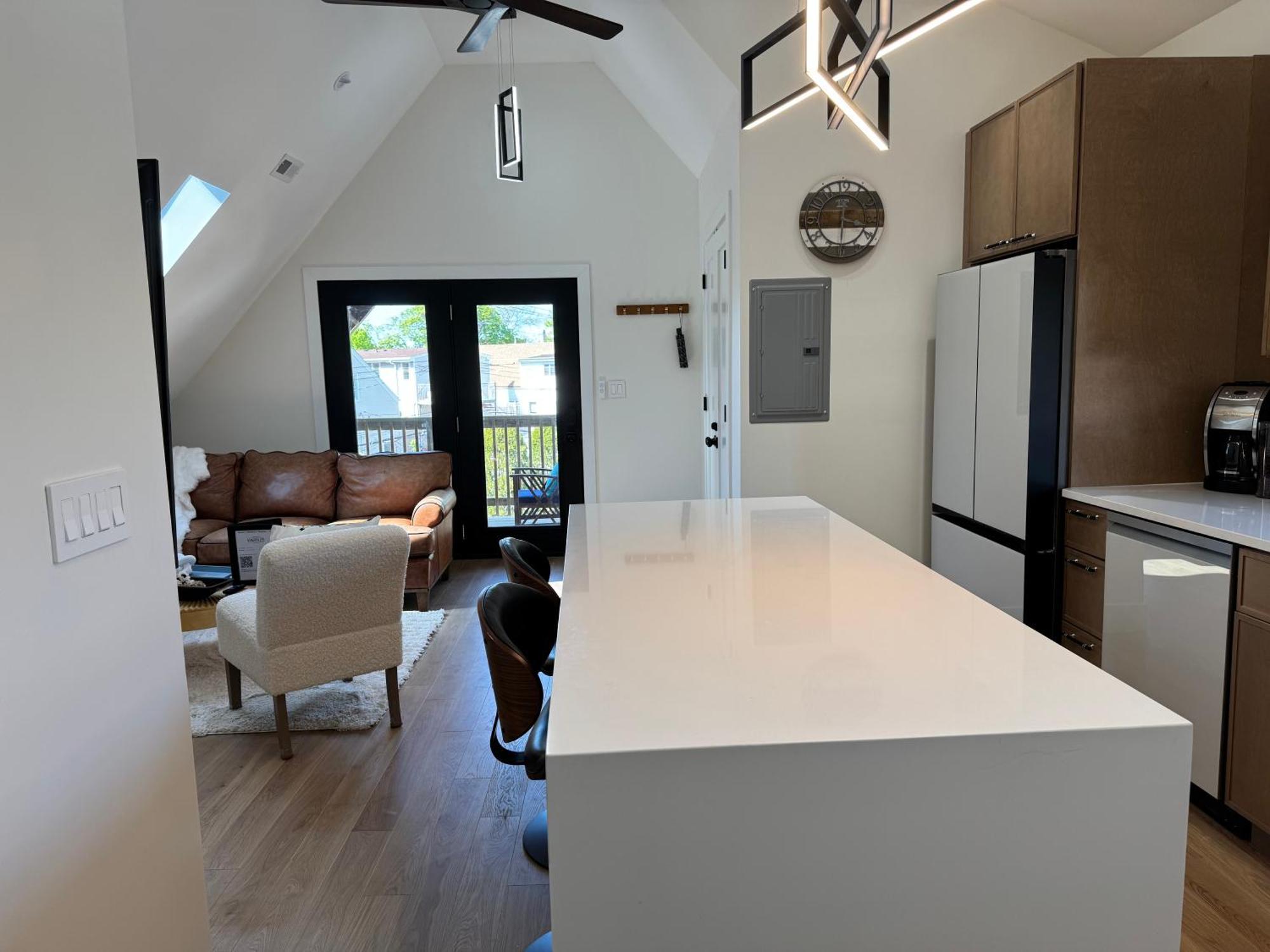 Chic Luxe Retreat Light Filled King Bed Garage Apartment