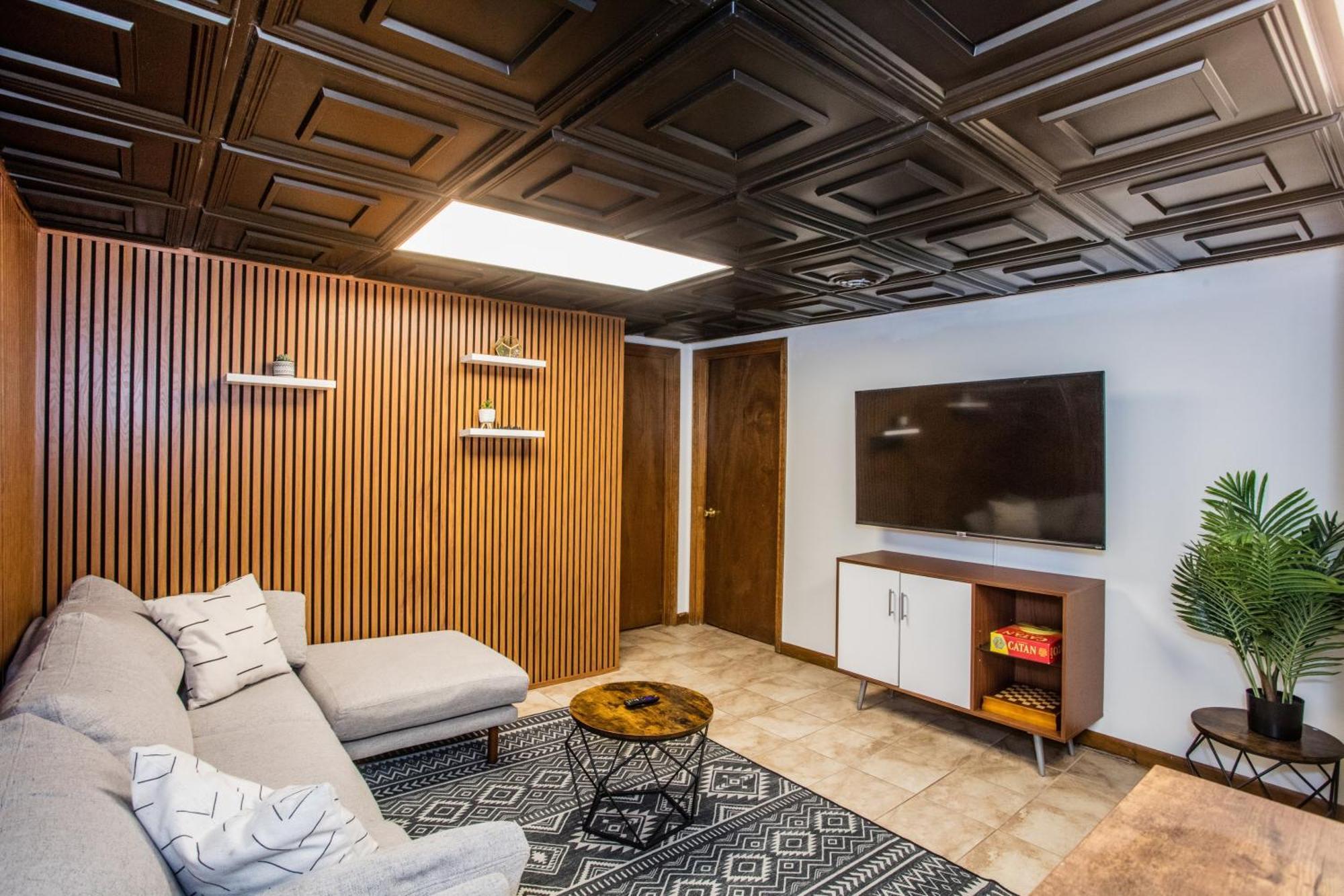 Stylish Garden-level 2br: Quiet Neighborhood Chicago