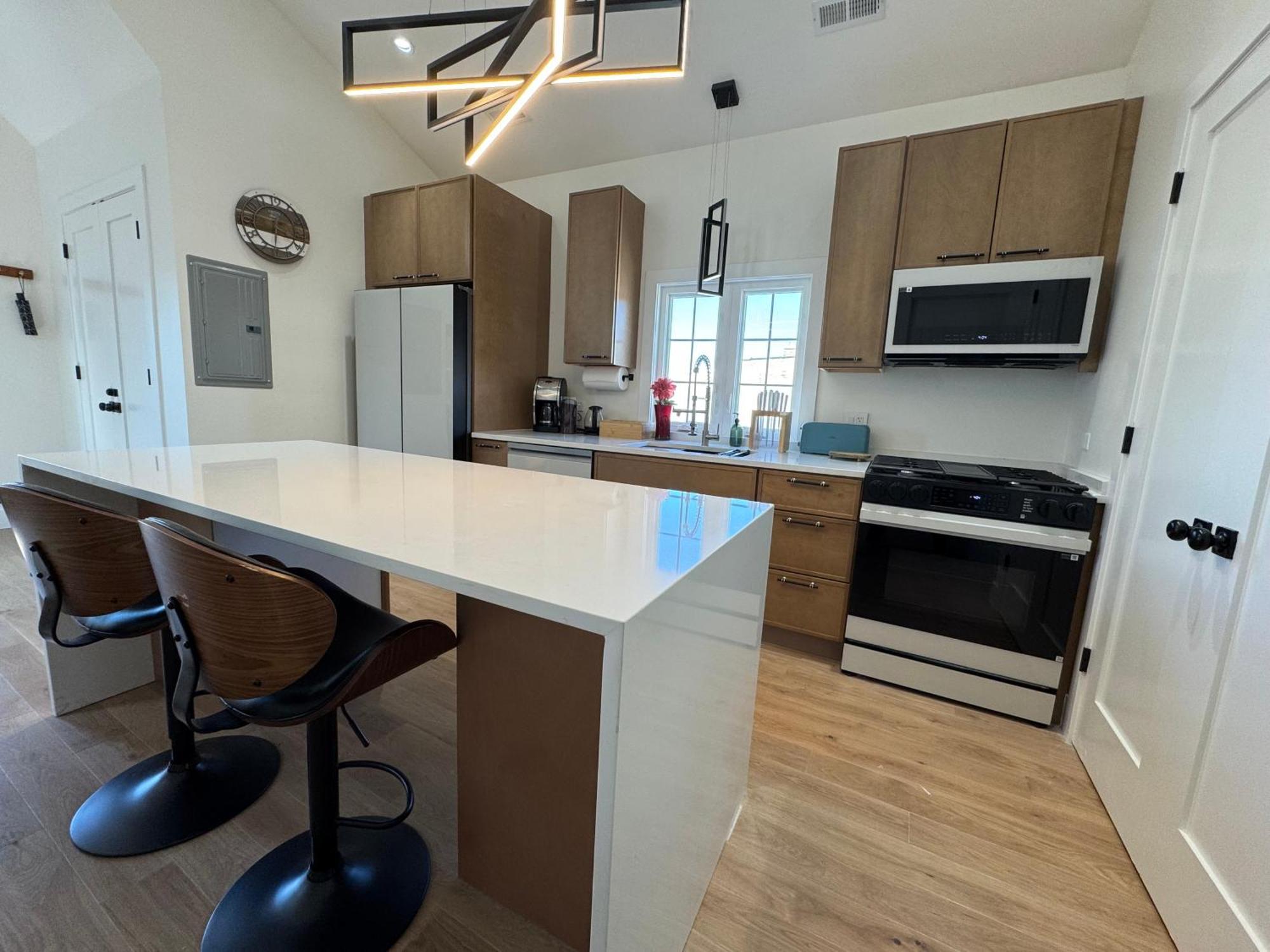 Chic Luxe Retreat Light Filled King Bed Garage Apartment