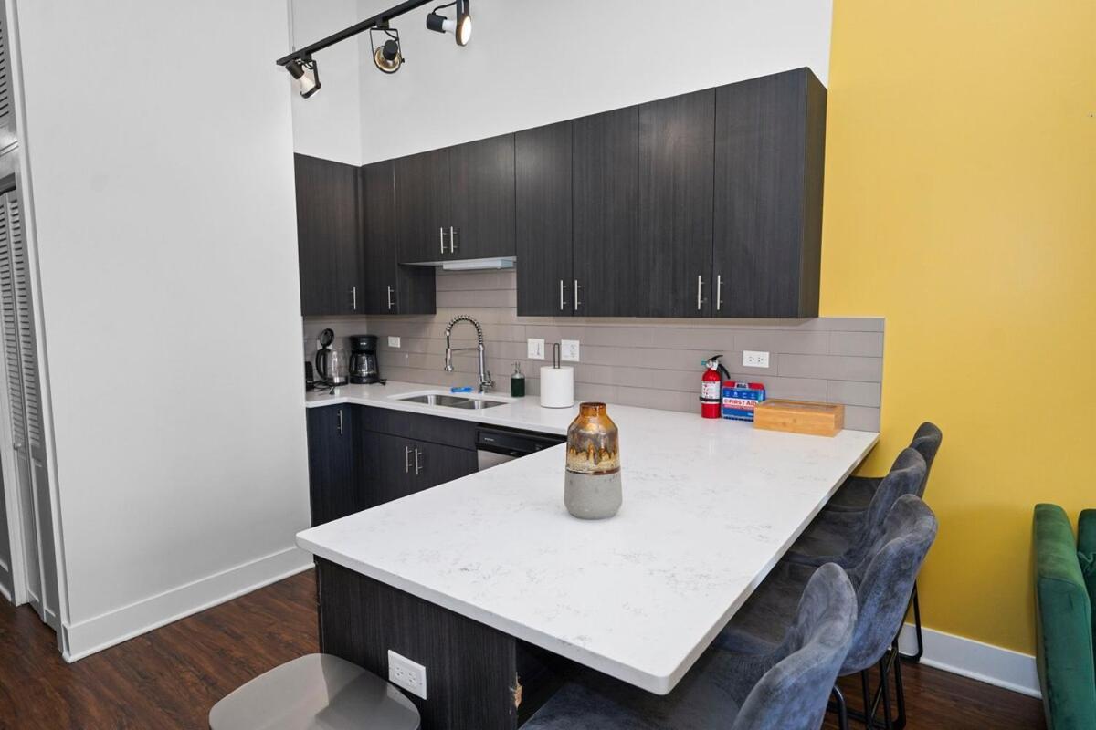 Business And Leisure 420-ok 3br Near Mccormick 2001 South State - 4d Chicago