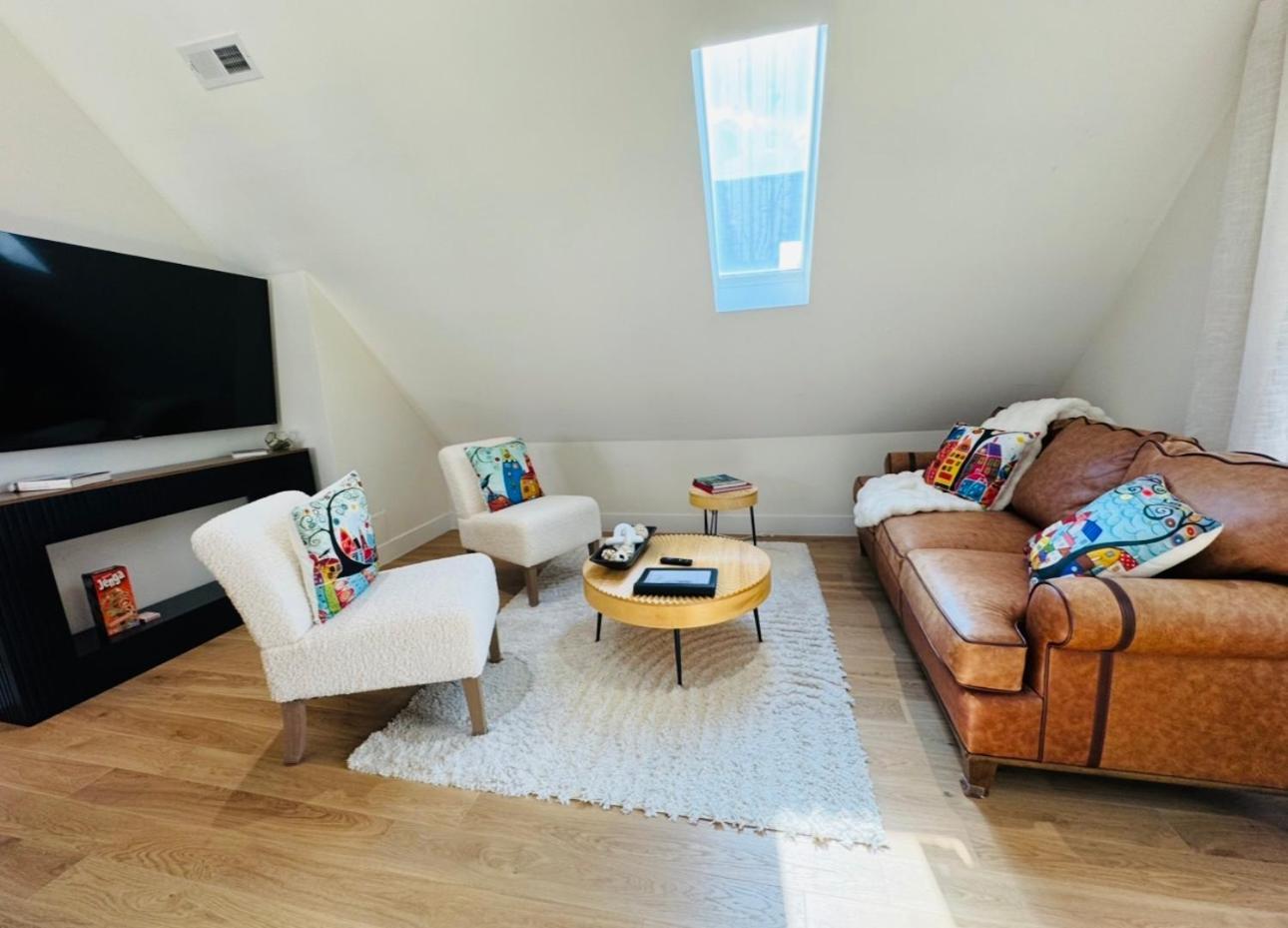 Chic Luxe Retreat Light Filled King Bed Garage Apartment