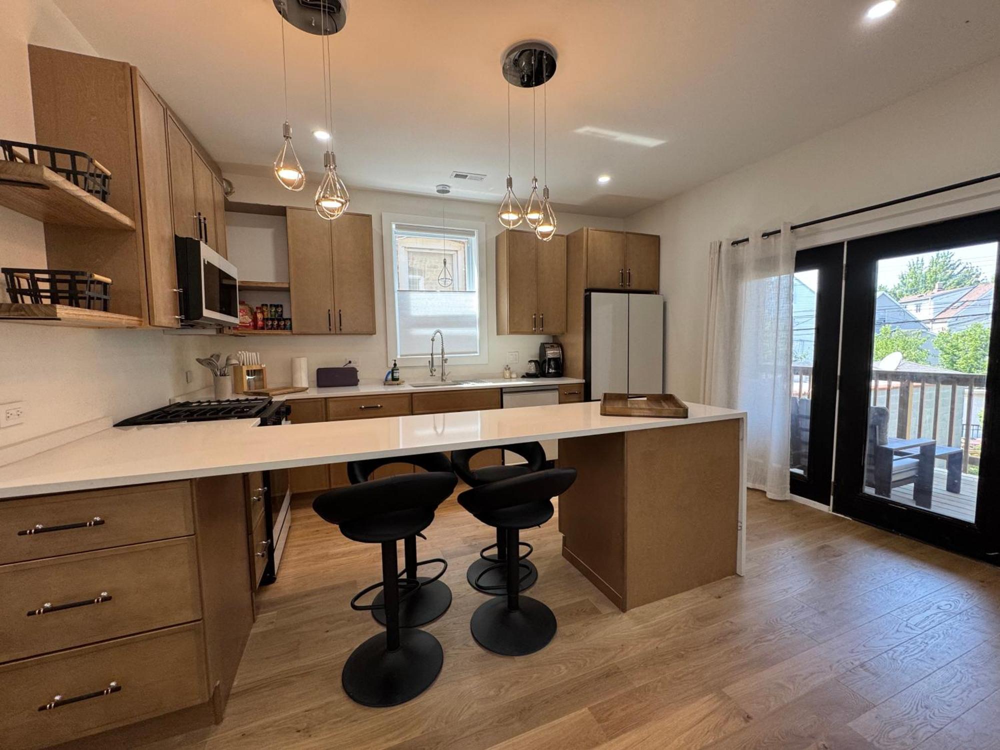 Sleek Avondale Bath 2 Bed King And Queen And Garage Apartment