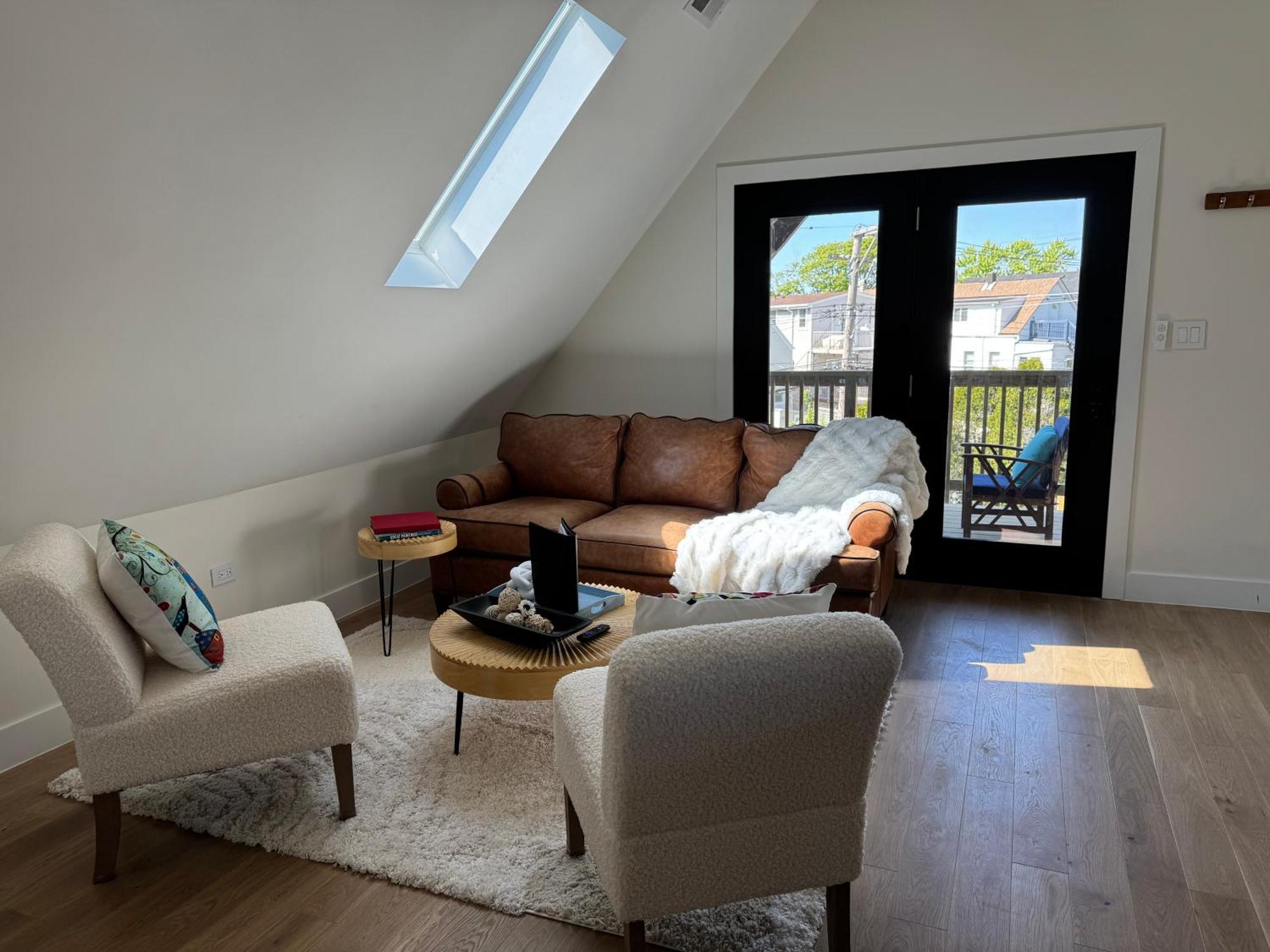 Apartment Chic Luxe Retreat Light Filled King Bed Garage