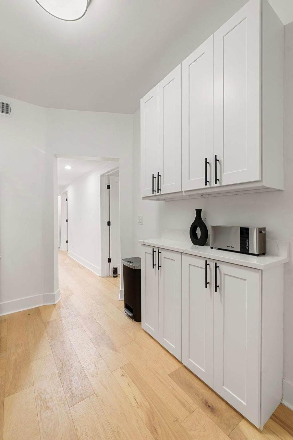 Apartment In Wrigley Close To The Field & Food