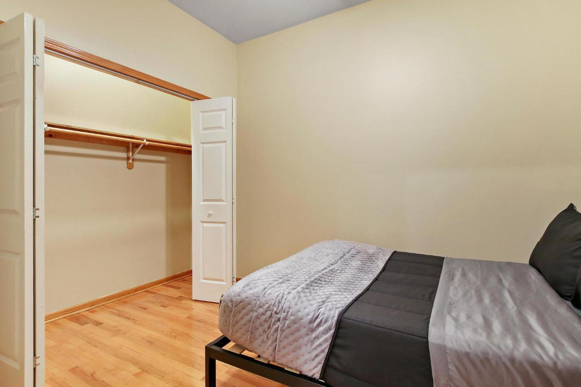 2 Bed Near Ohare - Free Garage Parking - Quiet Apartment