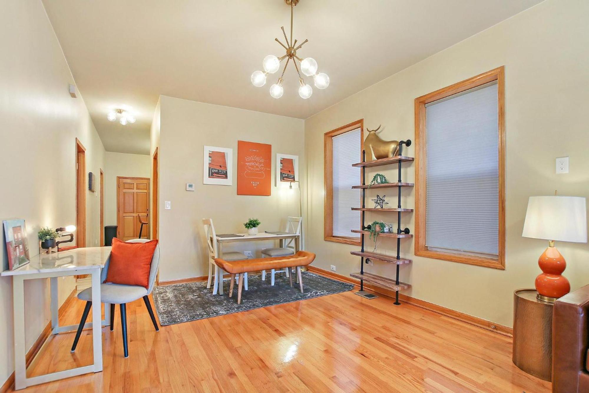 Apartment 2 Bed Near Ohare - Free Garage Parking - Quiet *