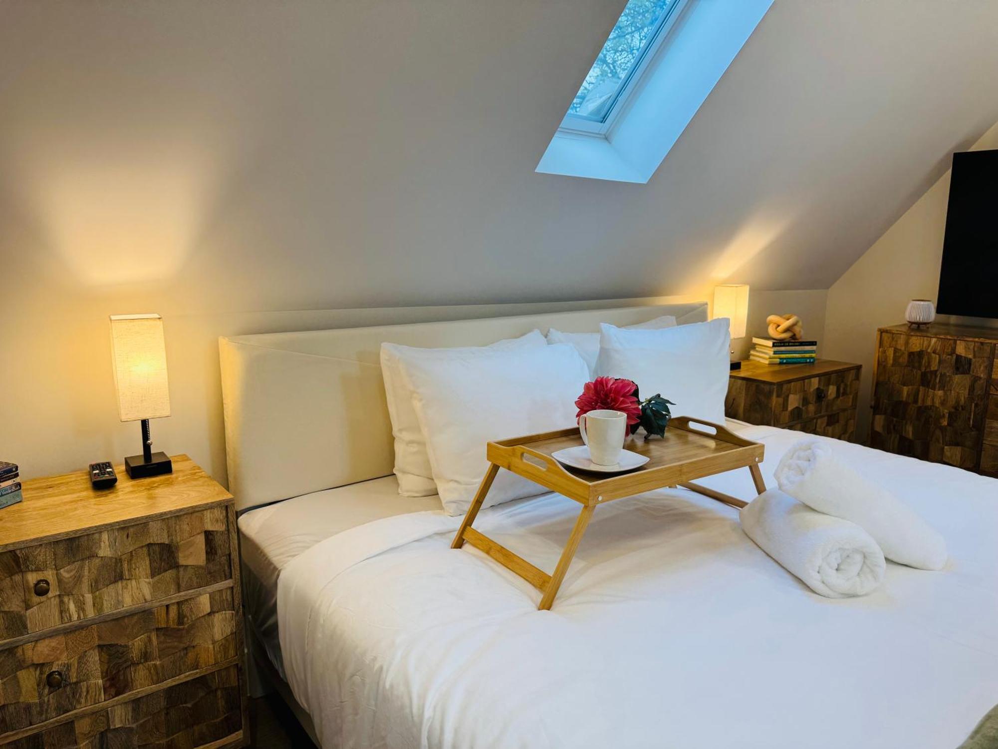 Apartment Chic Luxe Retreat Light Filled King Bed Garage