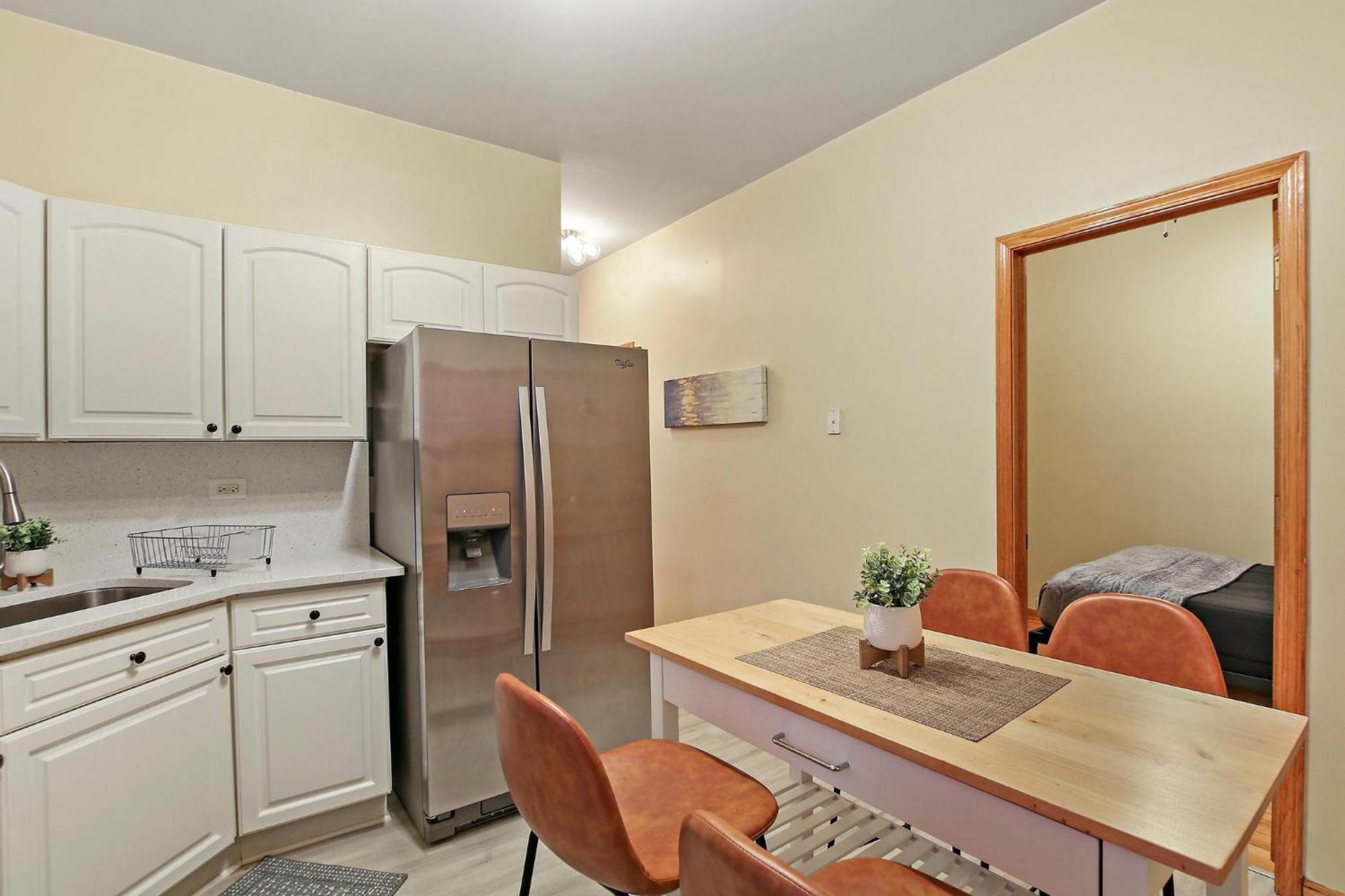 Apartment 2 Bed Near Ohare - Free Garage Parking - Quiet