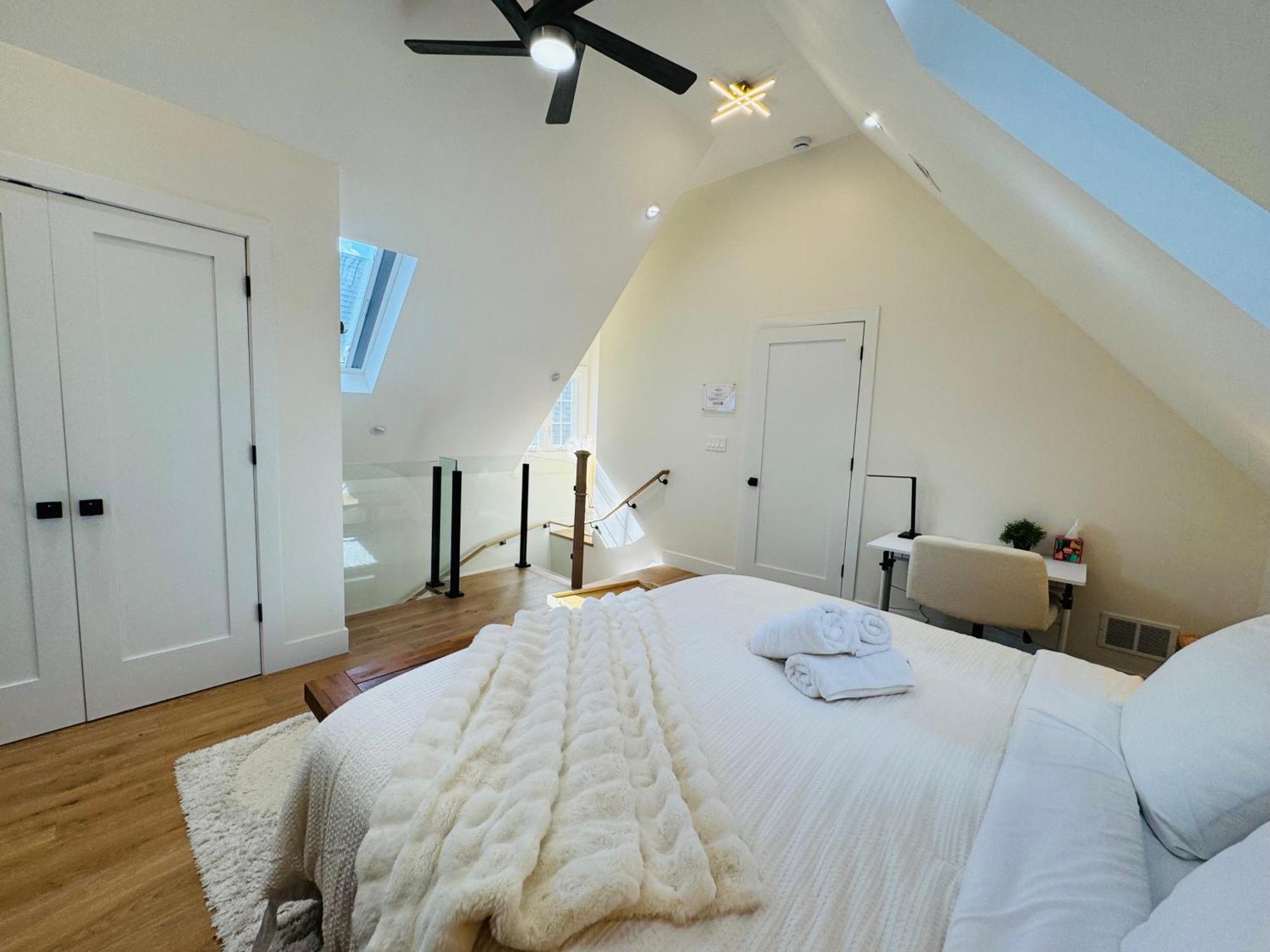 Chic Luxe Retreat Light Filled King Bed Garage * Chicago