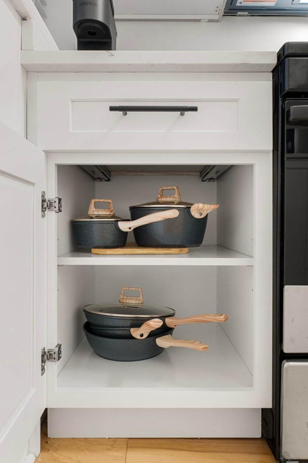 In Wrigley Close To The Field & Food Apartment