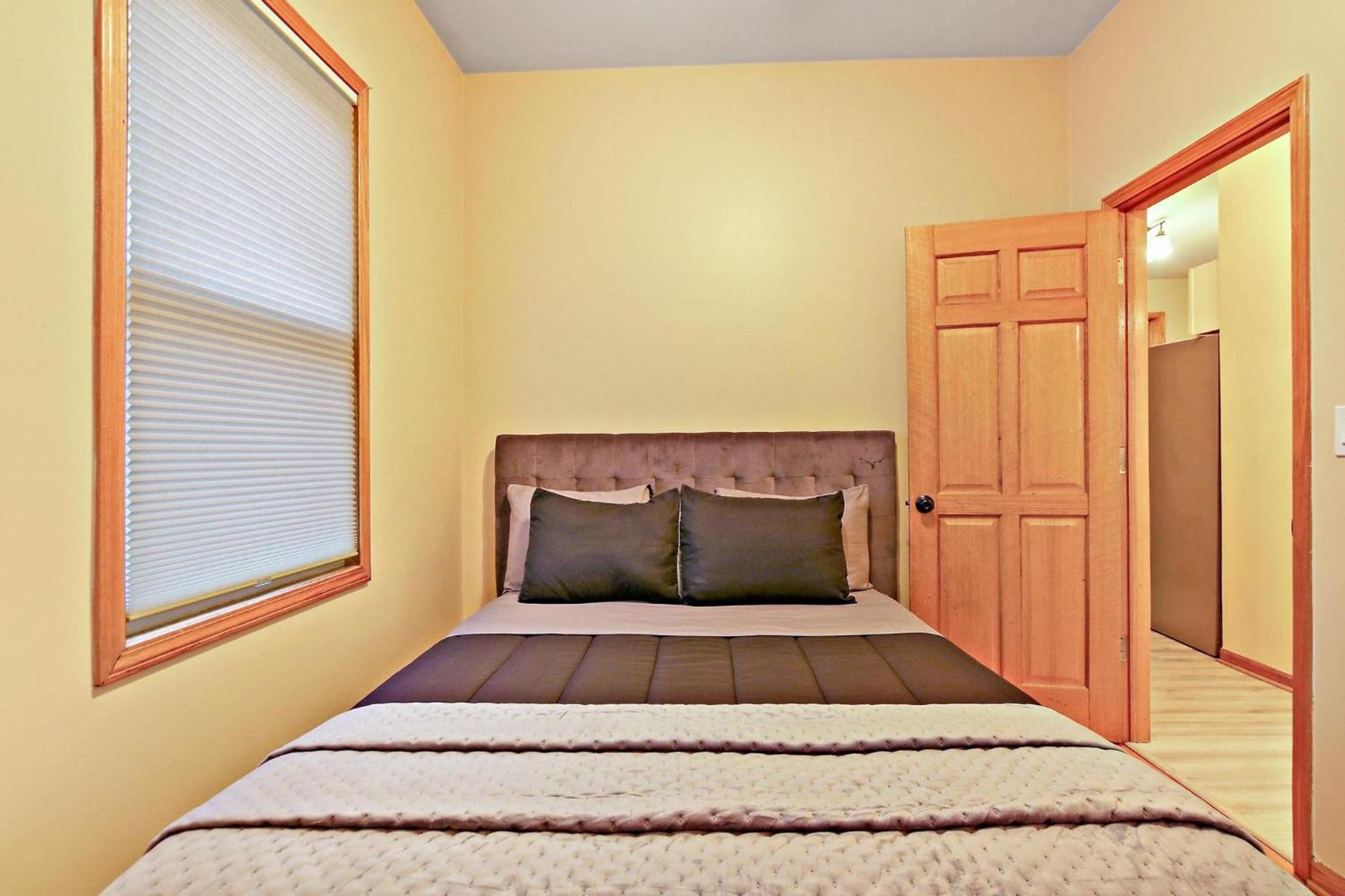 2 Bed Near Ohare - Free Garage Parking - Quiet * Chicago