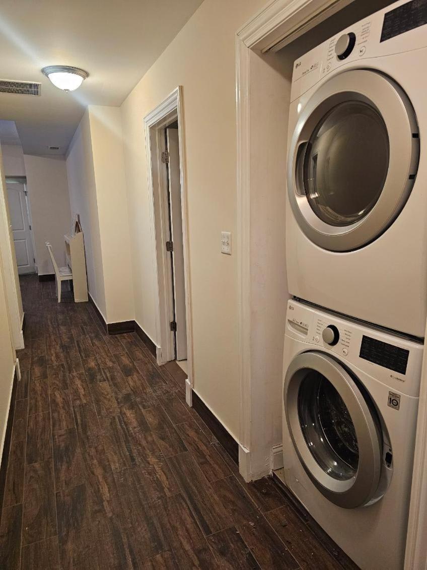 Gold Coast Downtown Sleeps 20 Apartment *