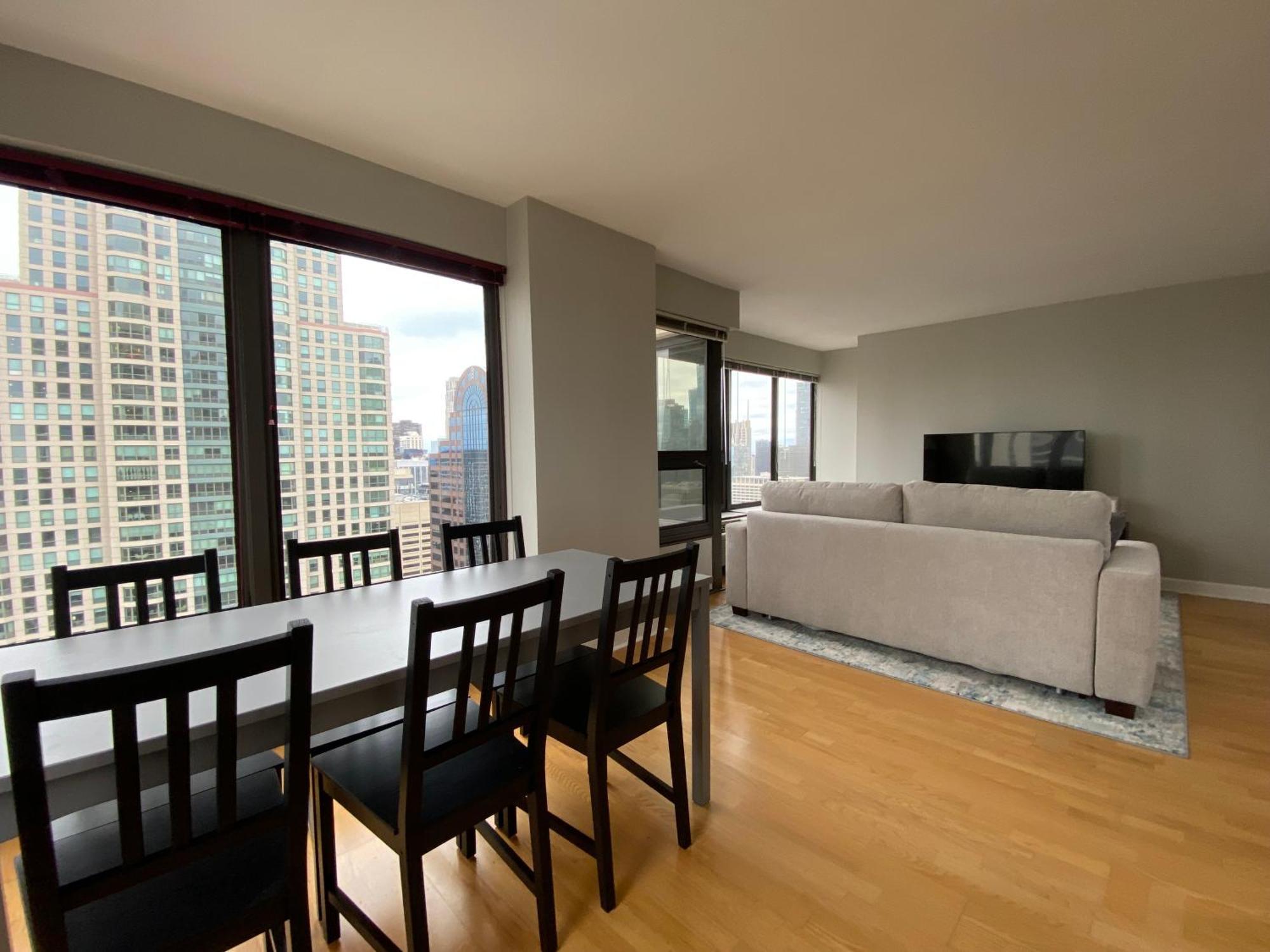 River North Magnificent Mile Condo, And Views, 43rd Floor Corner, Parking Included! Apartment *