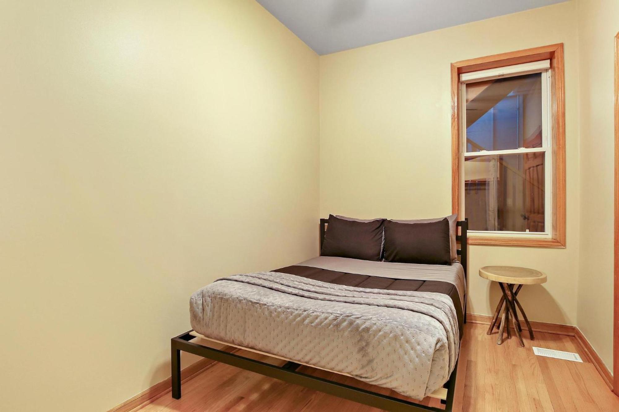 Apartment 2 Bed Near Ohare - Free Garage Parking - Quiet *