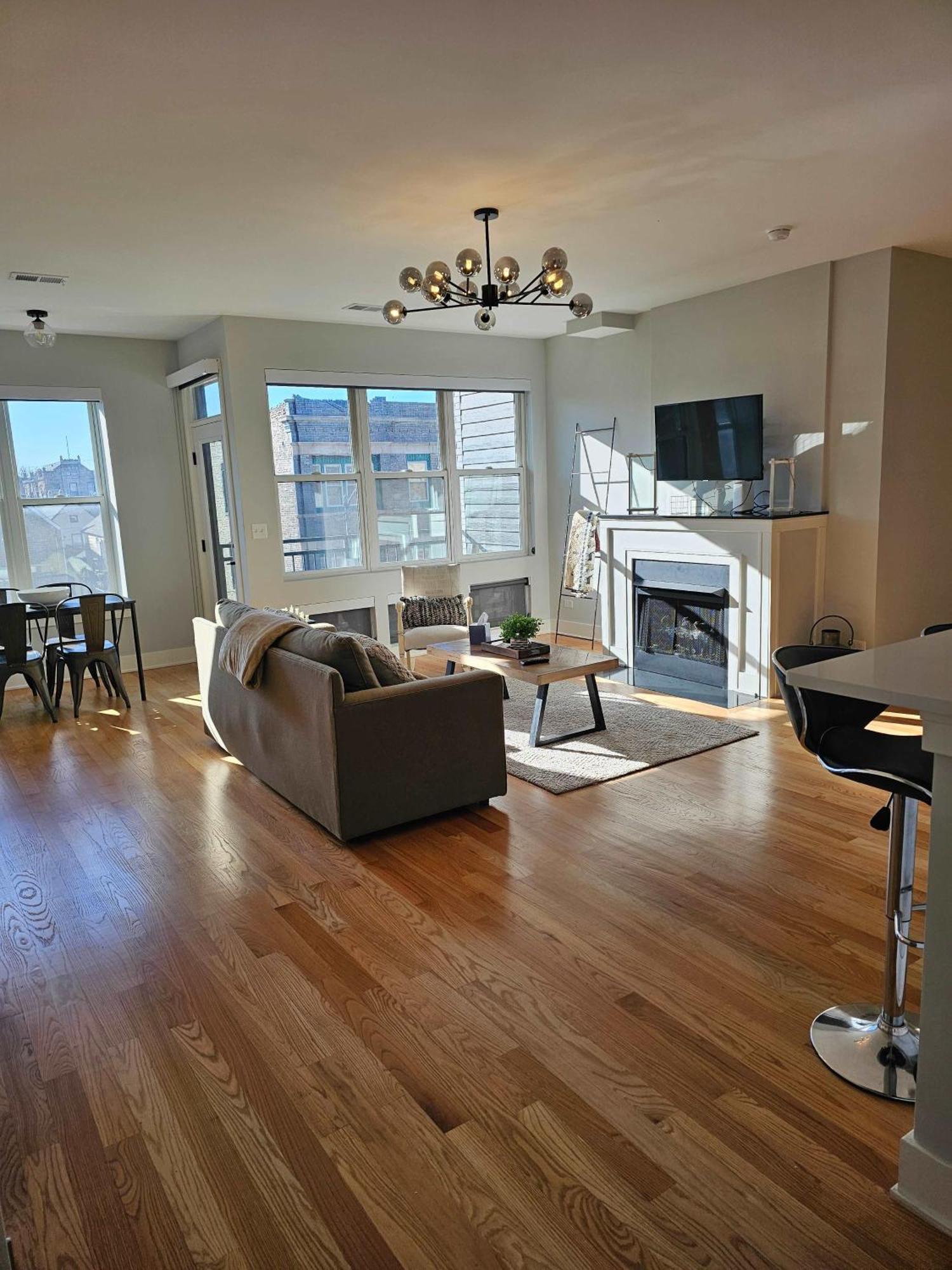 Apartment Updated 3 Bedroom Downtown Pilsen *