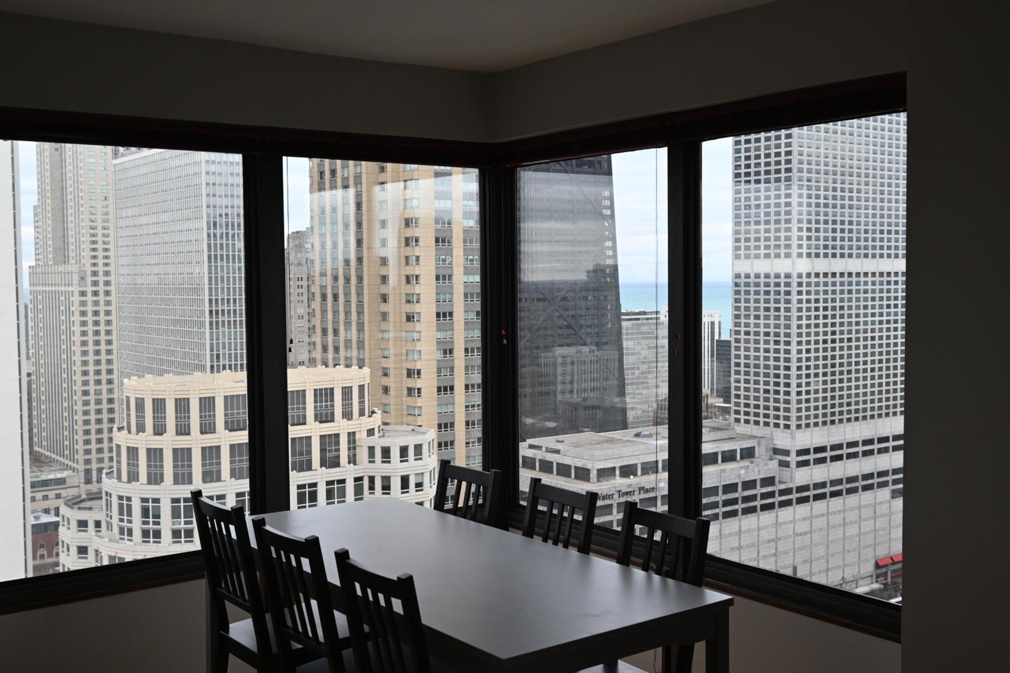 Apartment River North Magnificent Mile Condo, And Views, 43rd Floor Corner, Parking Included! *
