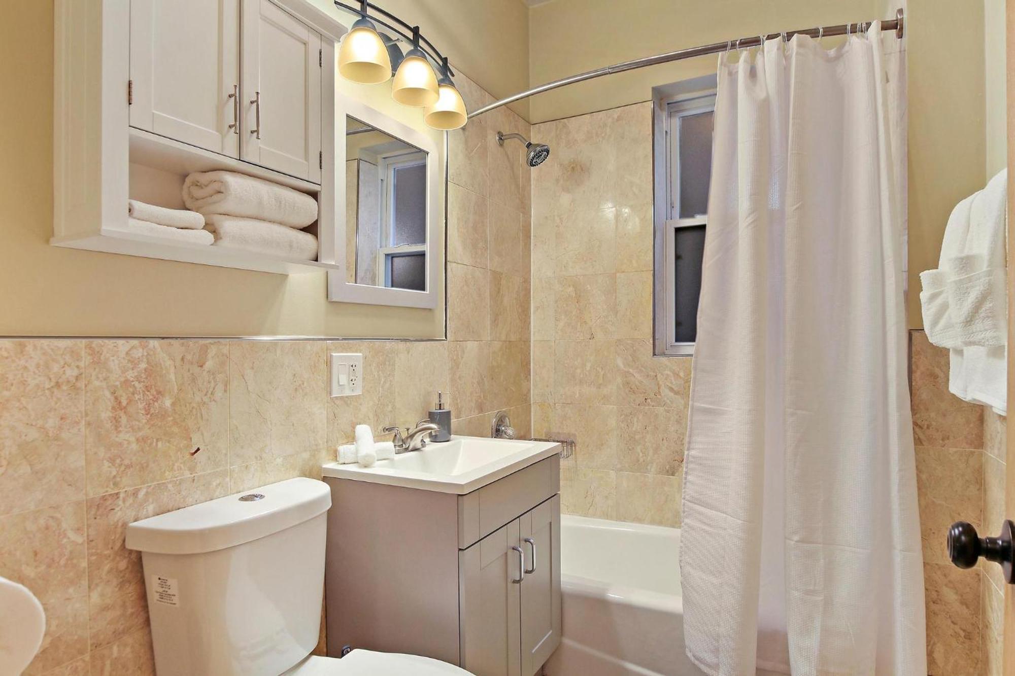 2 Bed Near Ohare - Free Garage Parking - Quiet *