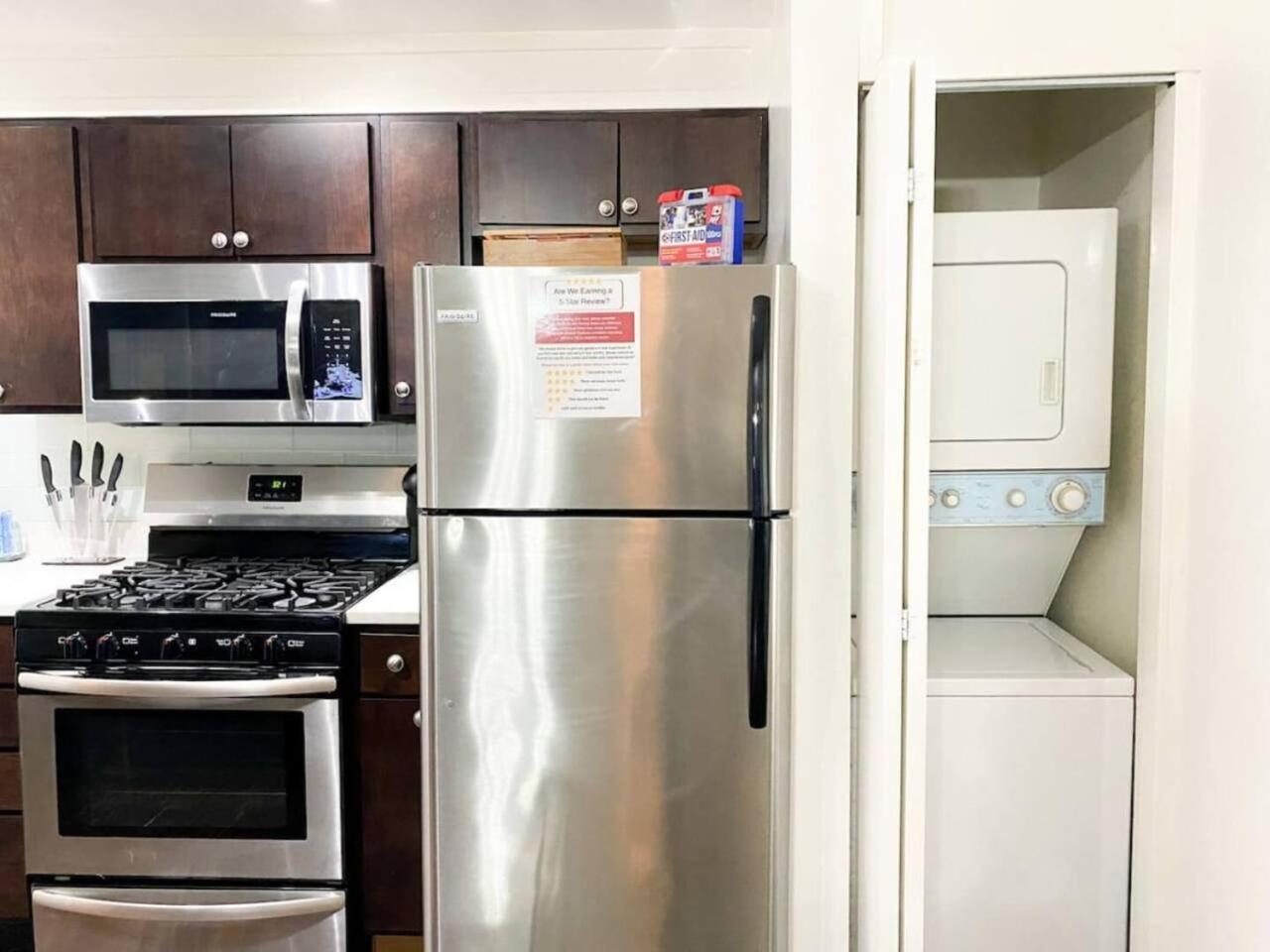 Mccormick 3br Huge Unit, Optional Parking With Ping-pong * Chicago