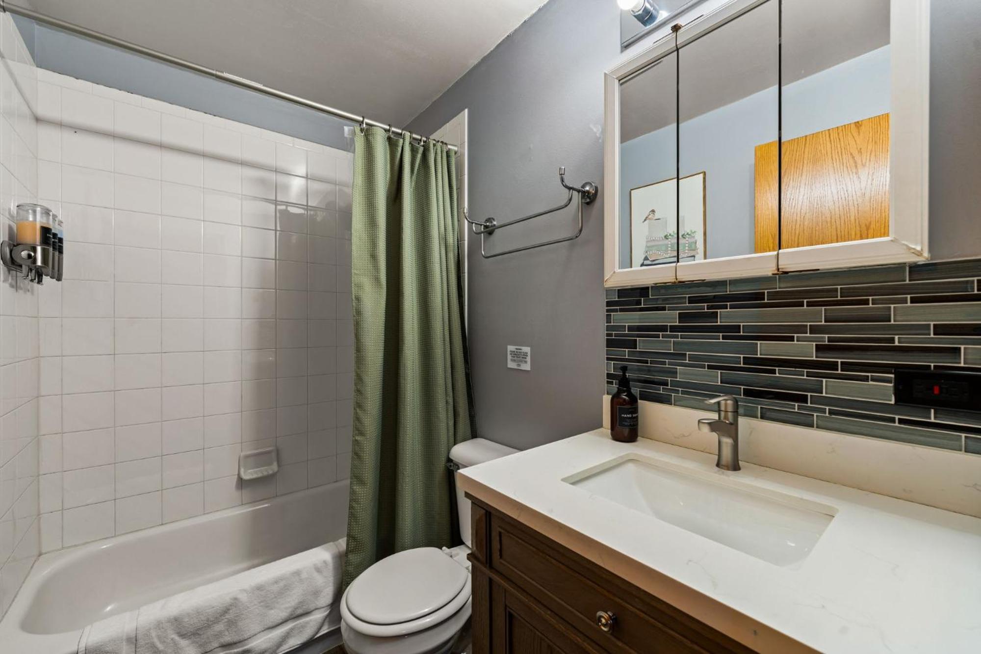 Apartment Pool Table, Pingpong, Arcade, 2-car Parking, 3 Floors *