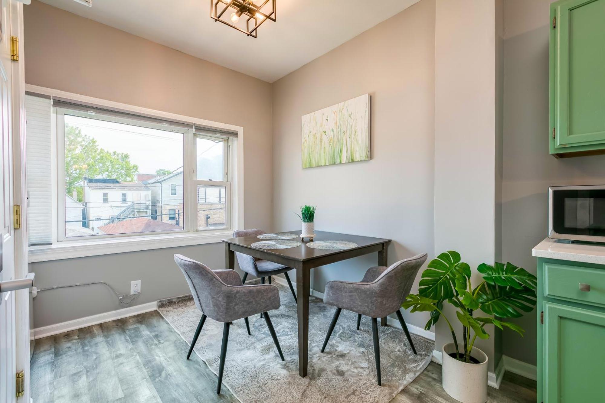 Logan Sq 4br - Free Parking - Near Nightlife & Dt Apartment