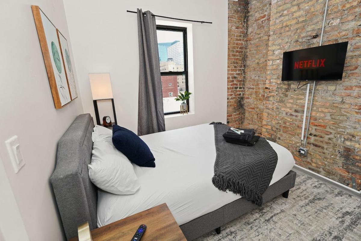 Business And Leisure 420-ok 3br Near Mccormick 2001 South State - 4d Apartment *