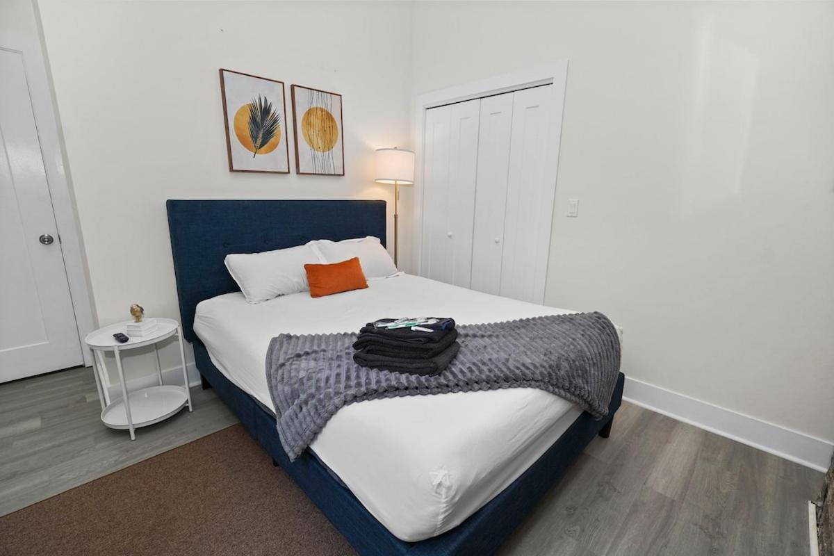 Business And Leisure 420-ok 3br Near Mccormick 2001 South State - 4d