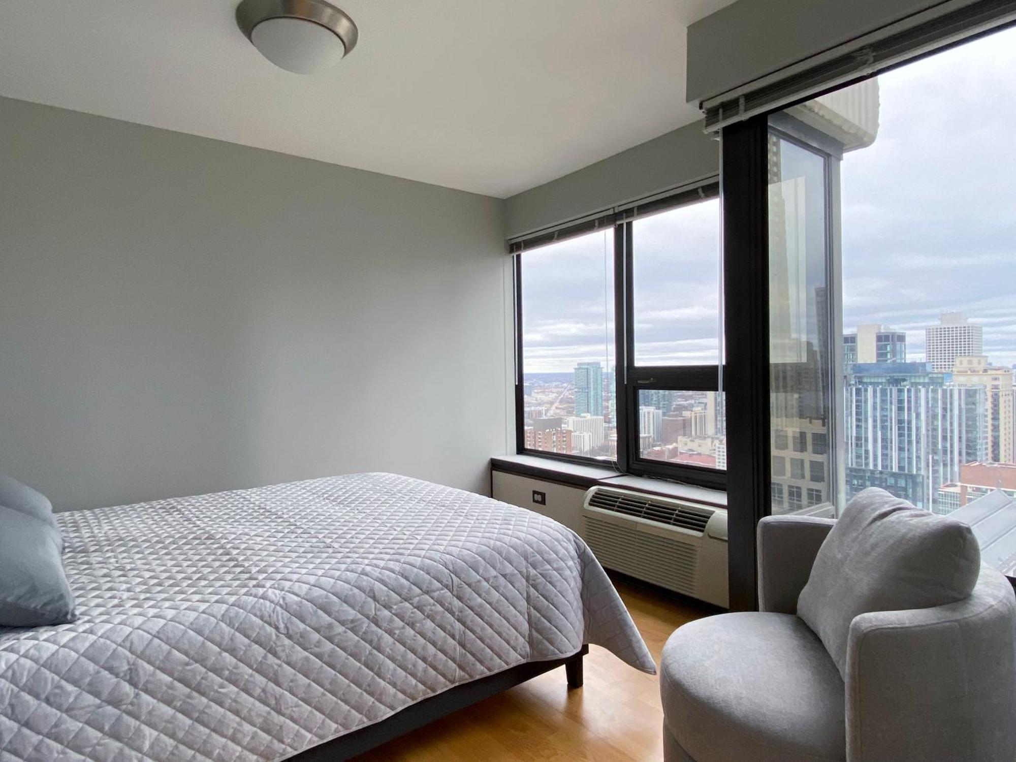 Apartment River North Magnificent Mile Condo, And Views, 43rd Floor Corner, Parking Included! *