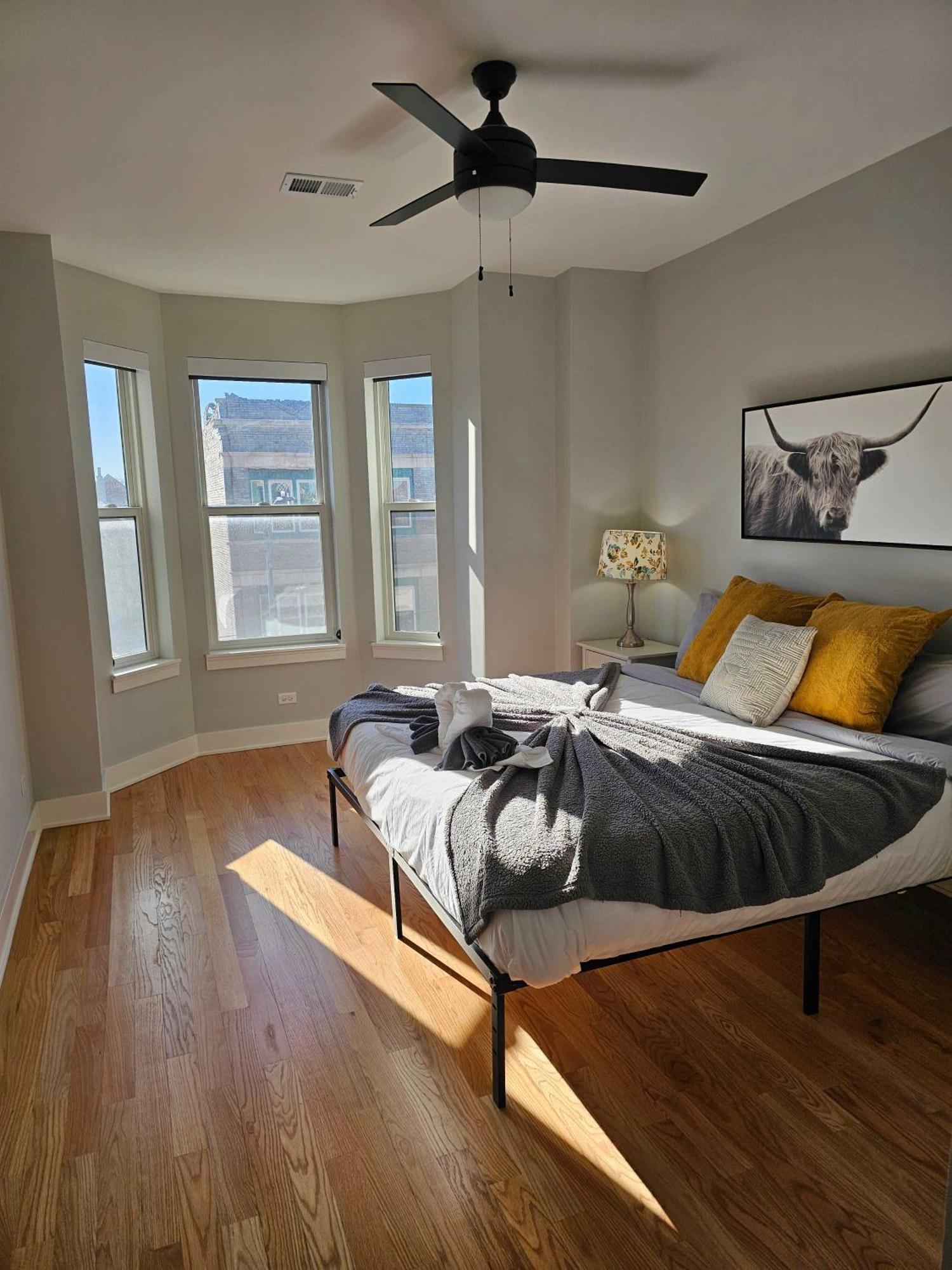 Apartment Updated 3 Bedroom Downtown Pilsen