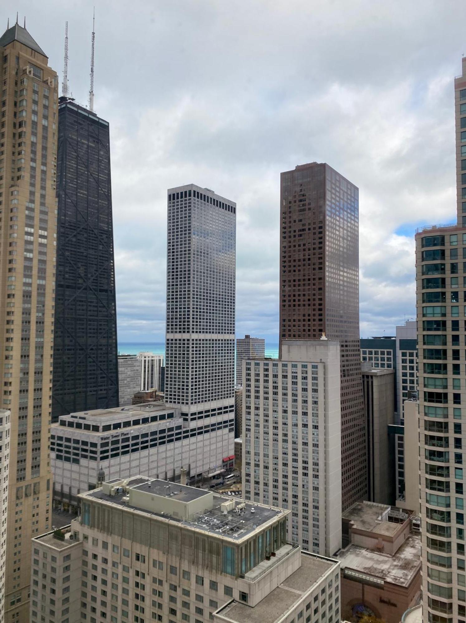 Apartment River North Magnificent Mile Condo, And Views, 43rd Floor Corner, Parking Included! *