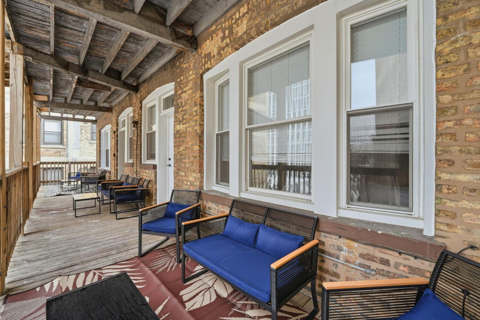 In Wrigley Close To The Field & Food Chicago