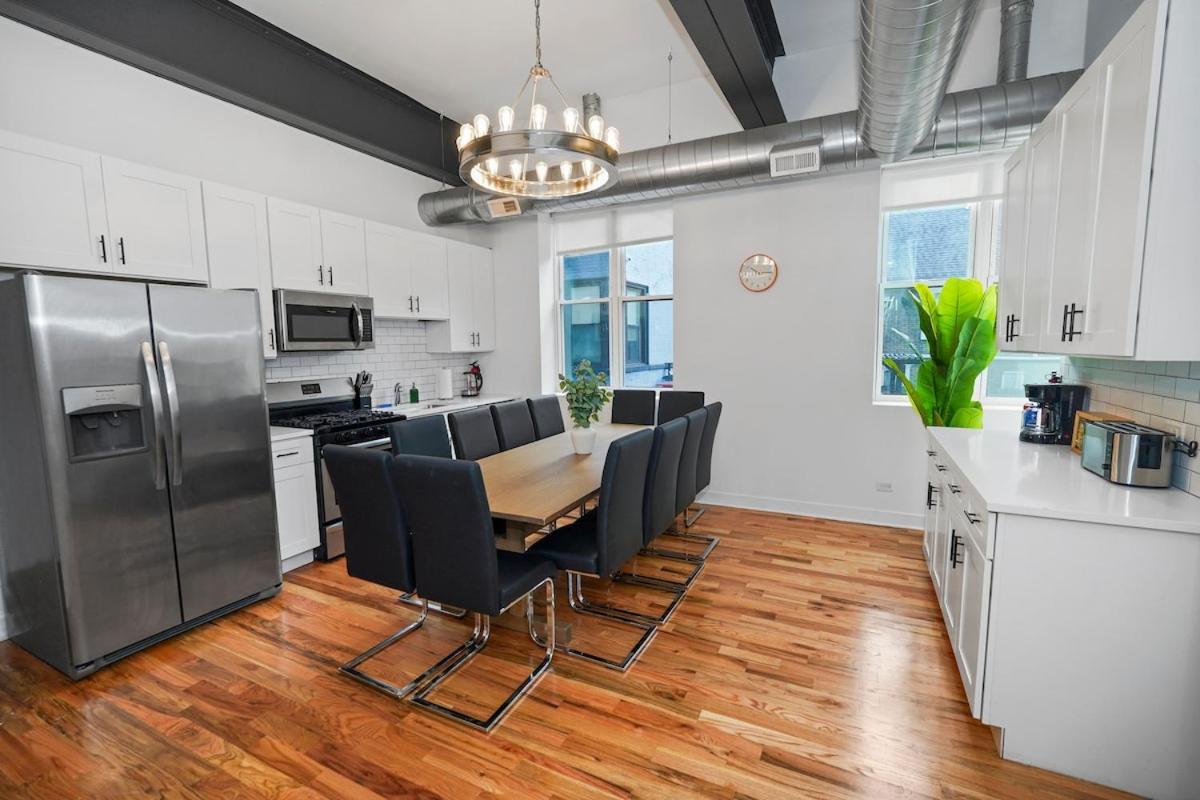 Apartment Pilsen 6br Getaway With Game Room, Gym & Paid Parking Near Soldier Field & Mccormick Place
