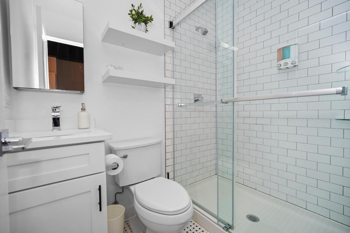 Pilsen 6br Getaway With Game Room, Gym & Paid Parking Near Soldier Field & Mccormick Place Apartment