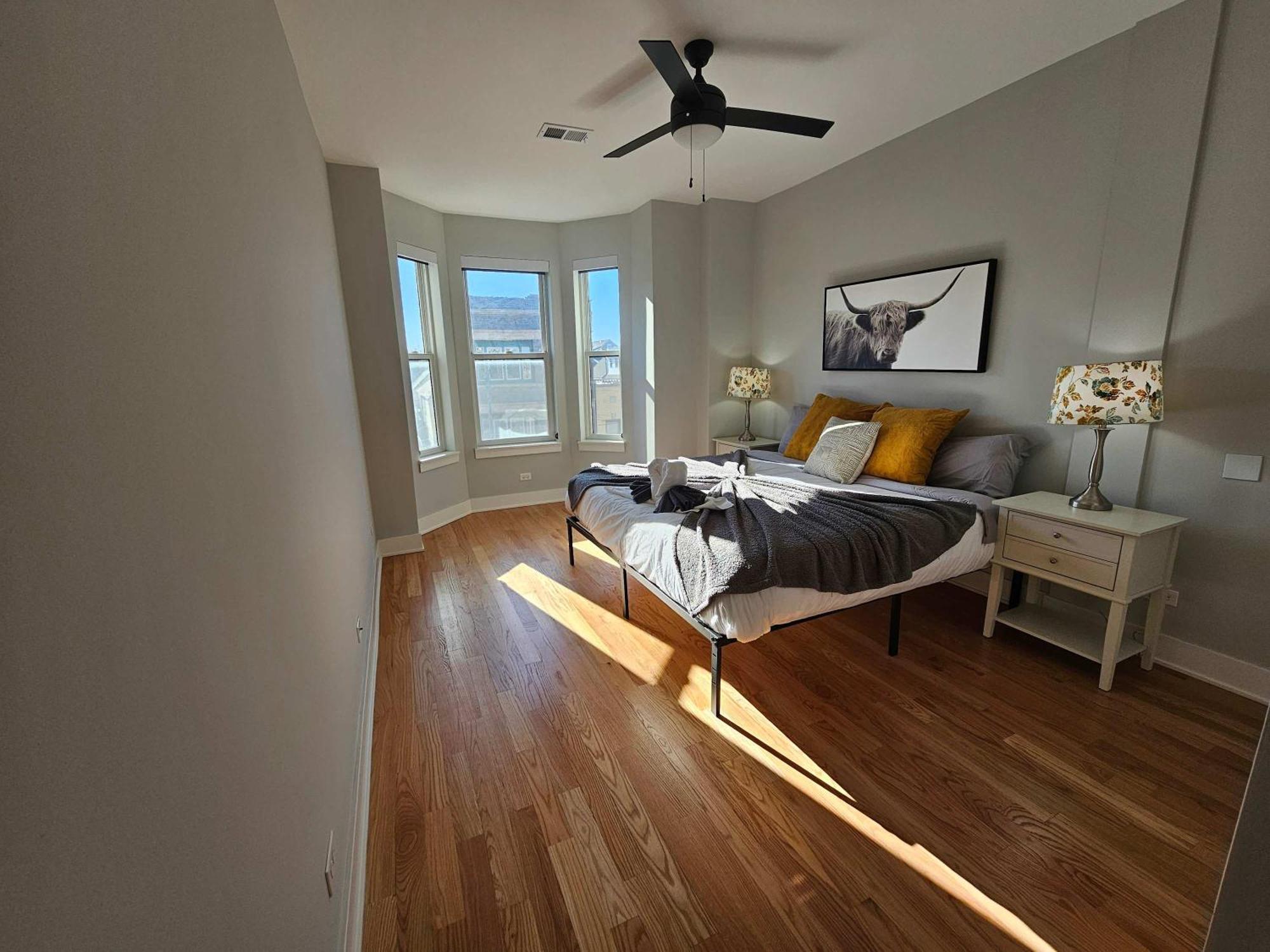 Apartment Updated 3 Bedroom Downtown Pilsen *