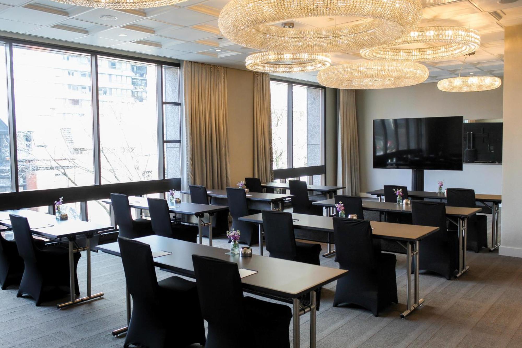 Thompson Chicago, By Hyatt Hotel